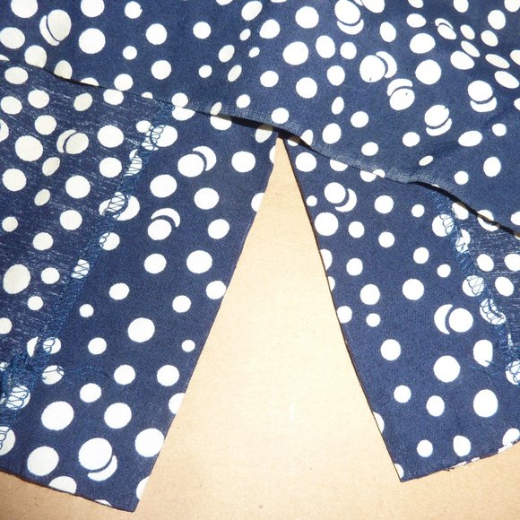 Flattering wrap dress, dark navy blue & white polka dots Casual Corner Sexy - Picture 7 of 8